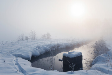 Obrazy na Plexi  Krajobraz zimowy, wschód słońca, mgła i zaśnieżone drzewa (Winter landscape, sunrise, fog and snow-covered trees)