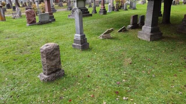 Un cimeti&egrave;re catholique en automne