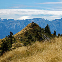 Silhouette de deux personnes en haut d'une crête d'Himerntaz dans la commune de Bellevaux dans les Alpes en été .
