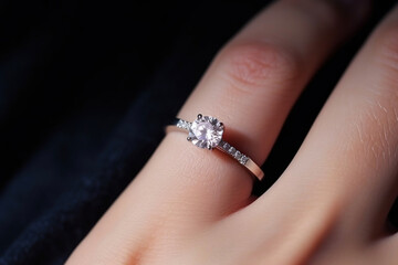 Obraz premium A beautiful engagement ring with diamonds on your finger