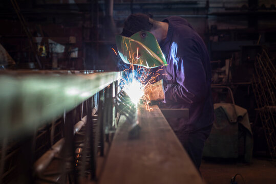Hombre soldando estructura met&aacute;lica