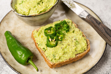 Brötchen mit Avocadocreme