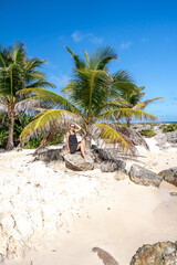 Kobieta pod palmą na rajskiej plaży