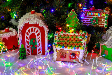 Naklejka premium Christmas tree and colorful garlands decorate this gingerbread house.