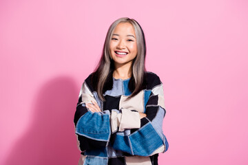 Naklejka premium Photo of positive lovely malaysian lady toothy smile crossed arms posing isolated on pink color background