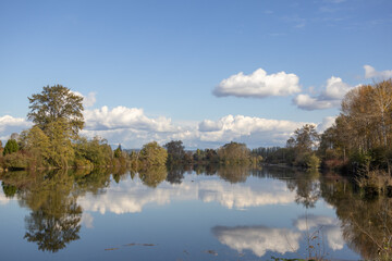 Sunny autumn day on the Snohomish River