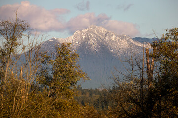 Fototapeta premium Mt Pilchuck with first autumn snow