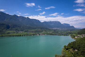 Kalterer See in Südtirol, eine Luftaufnahme