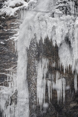 Gefrorener Wasserfall in Schneebedeckter Landschaft 