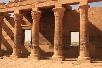Temple de Philae (Assouan Egypte) colonnades et vue sur Nil  par fenêtres