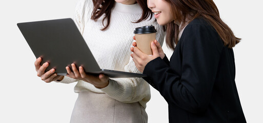 パソコンの画面を見る2人のビジネス女性