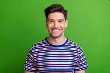 Photo cheerful nice young man beaming smile good mood new hairstyle isolated on vibrant green color...