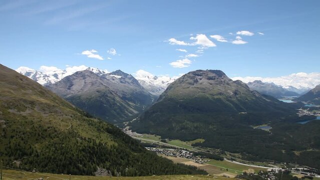 Panorama in den Schweizer Alpen bei Sankt Moritz im Sommer (Film-Schwenk von rechts nach links).