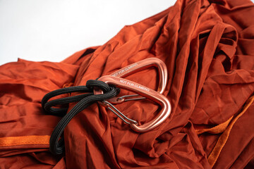 orange Hängematte mit Karabiner 