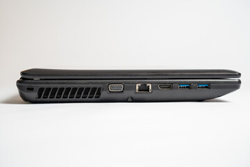 Laptop Seite mit Anschlüssen