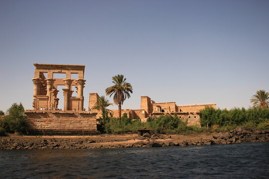 Temple de Philae (Assouan Egypte) vue globale du nil avec touristes