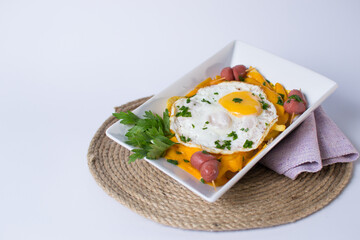 Papas fritas gratinadas con huevo