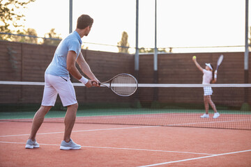 Couple playing tennis - obrazy, fototapety, plakaty