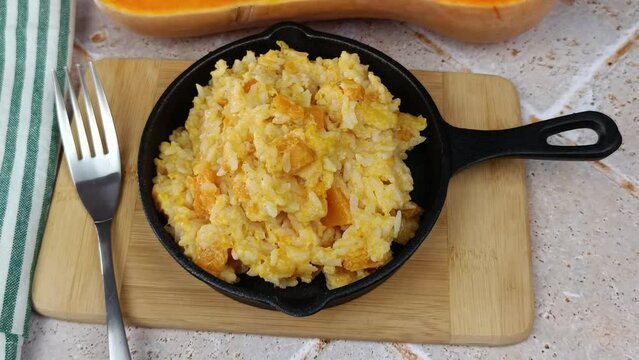 plat de risotto au butternut, en gros plan