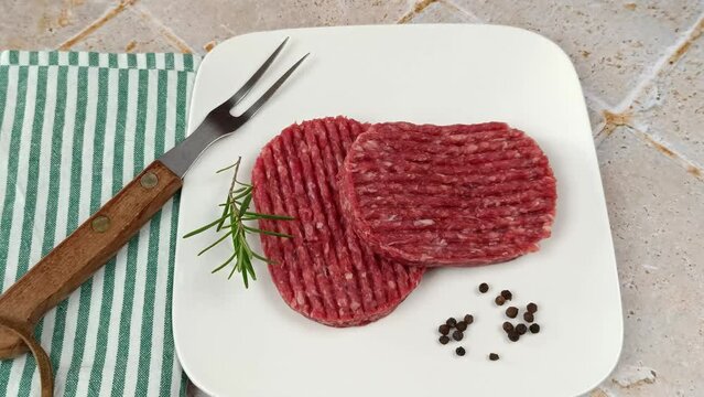 steaks hach&eacute;s cru dans une assiette