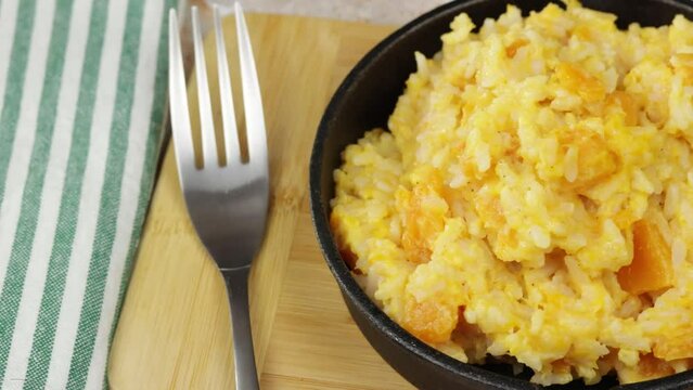 plat de risotto au butternut, en gros plan