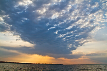 Obraz premium Golden Hour Inspirational Clouds Over Dream Like Water at Sunset