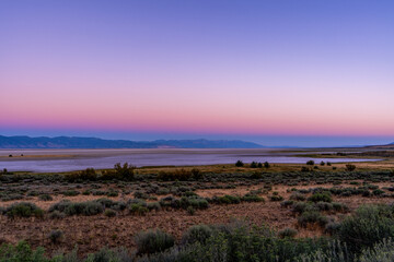 Crepusculo del atardecer en la Isla Antilope, de Utah. Vibrantes colores rosados.