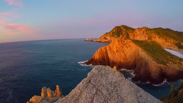 Time lapse video of sunrise on Maruata beach, Michoac&aacute;n, Mexico, on a cliff, you can see how the colors of the sky and the movement of the waves change.