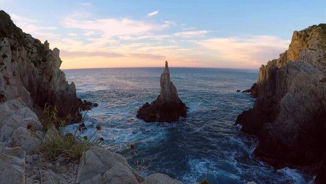 Time lapse video of sunrise on Maruata beach, Michoac&aacute;n, Mexico, on a cliff, you can see how the colors of the sky and the movement of the waves change.
