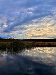 Lago en la sierra fría
