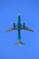 Flugzeug am Himmel (Start/Landung)