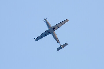 Flugzeug am Himmel (Start/Landung)