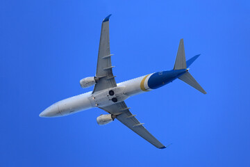 Flugzeug am Himmel (Start/Landung)