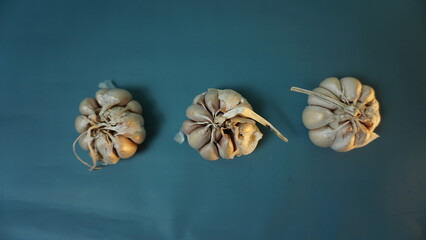 Garlics placed on a plain background