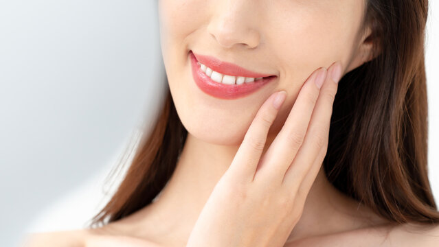 若い女性の美容イメージ　スキンケア　白い歯