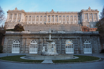 Obraz premium back of the royal palace of madrid