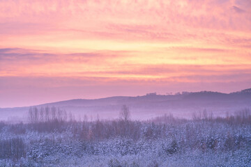 Zimowy kolorowy wschód słońca - obrazy, fototapety, plakaty