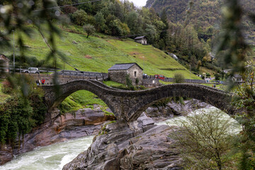 Ponte dei Salti im Verzasca Tal an einem regnerischen Tag