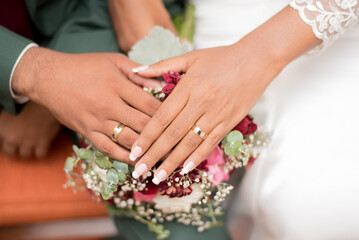 Obraz na płótnie Canvas Close up of hands of a wedded couple