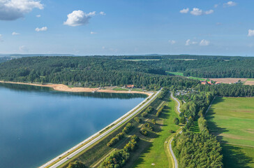 Herbst am Staudamm des Brombachsee im Fränkischen Seenland, Blick zum Seezentrum Allmannsdorf