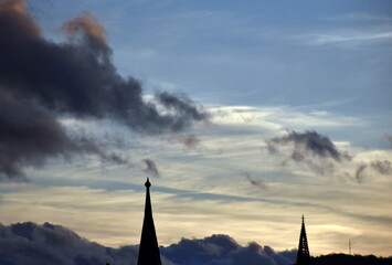 Kirchtürme in Freiburg unter dramatischen Wolken