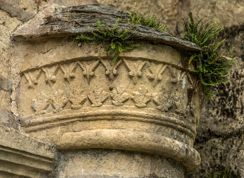 Chapiteau roman sur la fa&ccedil;ade de l'&eacute;glise du Cambon &agrave; Castelnau-de-Mandailles, Aveyron, France