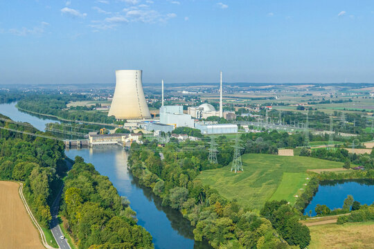 Das Isartal bei Niederaichbach in Niederbayern, Blick zum Wassrerkraftwerk und zum ehemaligen AKW Isar 2