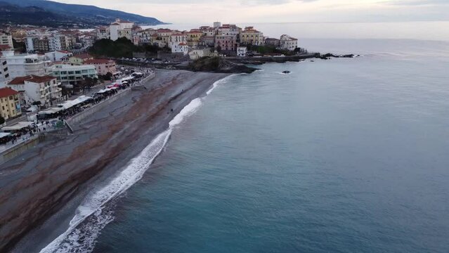 Dron leci wysoko nad Morzem Śródziemnym w kierunku miasta Diamante w Kalabrii we Włoszech