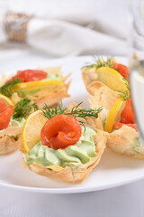 Avocado whipped with soft cheese cream into the most delicate mousse, a slice of salmon and lemon. Served in crispy baskets with phyllo dough baked in the oven. The perfect appetizer for a holiday men