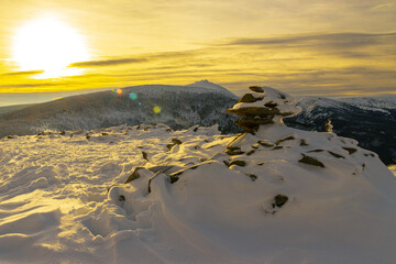 Zimowy krajobraz w Karkonoszach o zachodzie słońca, na Skalnym Stole z widokiem na Śnieżkę - obrazy, fototapety, plakaty
