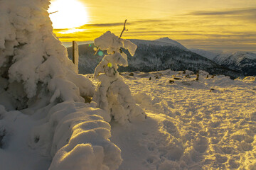 Zimowy krajobraz w Karkonoszach o zachodzie słońca, na Skalnym Stole, z widokiem na Śnieżkę