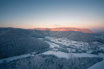 Schwäbische Alb im Winter bei Sonnenaufgang