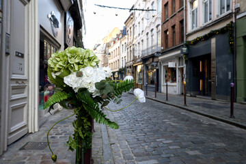 un bouquet de fleure  dans une rue piétonne du vieux  Lille
