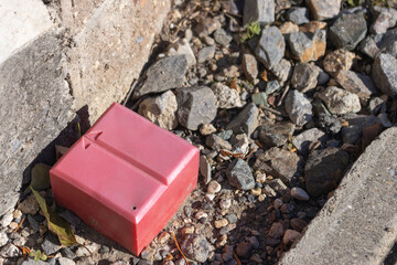 赤い標識杭の写真